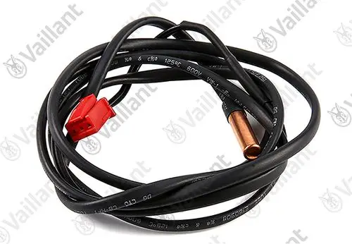 Ein schwarzes Kabel mit einem roten Stecker an einem Ende und einem Kupferfühler am anderen Ende. Das Kabel ist auf einem weißen Hintergrund drapiert.